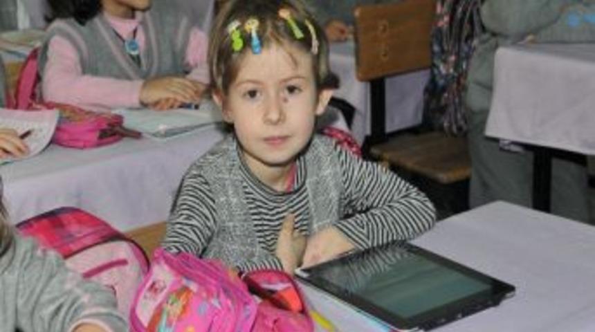 Cam &Ccedil;ocuğun Eğitim Hayalini Başkan Ak Ger&ccedil;ekleştirdi