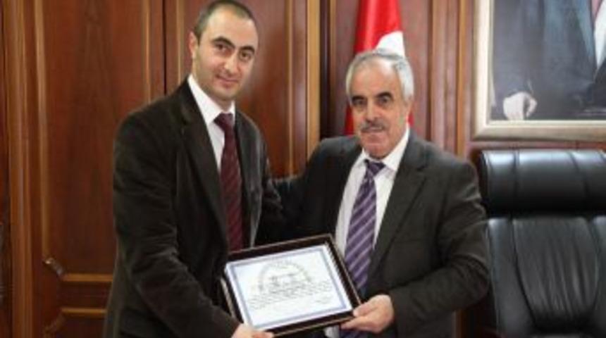 Cuma Namazında Işitme Engellilere Elleriyle Hutbe Anlatıyor