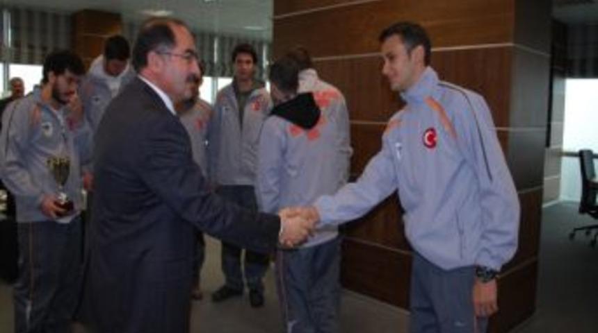 Erkek Basket Takımında Rekt&ouml;r Şimşek&rsquo;e Ziyaret