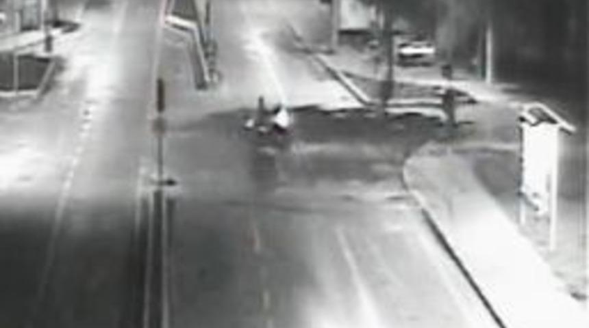 Alkoll&uuml; S&uuml;r&uuml;c&uuml; Yola Sığmayınca Kaldırıma &Ccedil;arptı