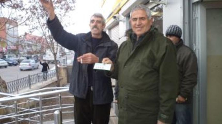 Ptt &Ccedil;alışanları Kapı &Ouml;n&uuml;nde Bağırarak Milli Piyango Bileti Satıyor