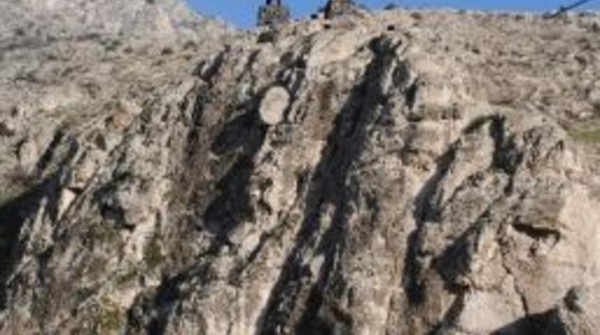 Dağın &Uuml;zerine Ferhat İle Şirin&rsquo;in Heykeli Dikildi