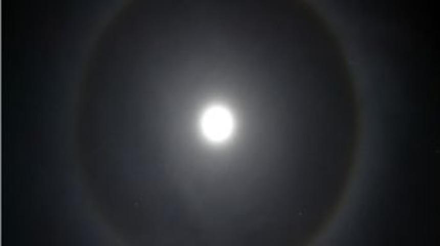 Ay&rsquo;ın Etrafındaki Hale B&uuml;y&uuml;ledi