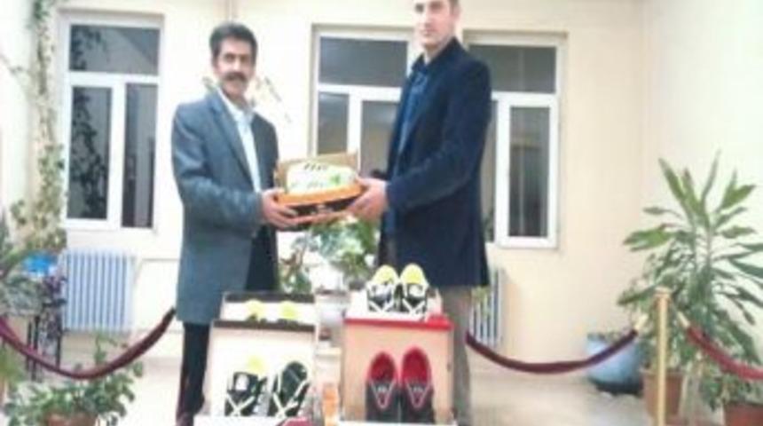 Ak Parti İl&ccedil;e Başkanı Seyrek&rsquo;ten Demir&ouml;z&uuml;spor&lsquo;a Malzeme Desteği