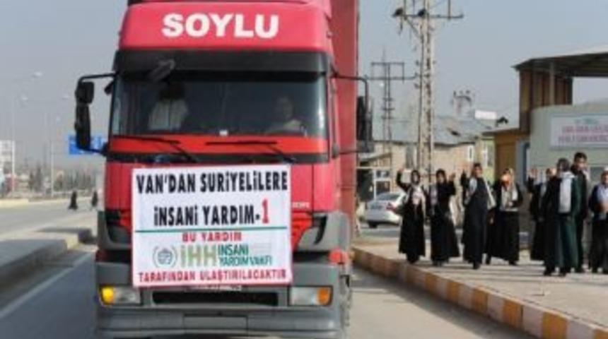 Van&rsquo;dan İlk Yardım Tır'ı Suriye&rsquo;ye Doğru Yola &Ccedil;ıktı