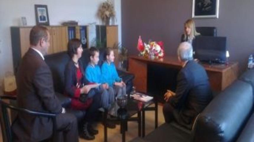 Trakya Koleji&rsquo;nden &Ouml;nerler K&ouml;y&uuml; İlkokuluna Sıra Yardımı