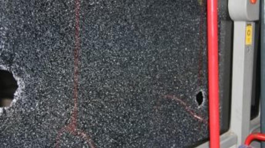 Afyonkarahisar'da Otob&uuml;s&uuml; Taşladılar