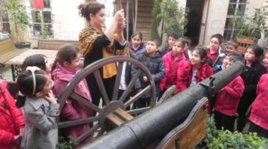 Emine Nakıboğlu &Ouml;ğrencileri, Savaş M&uuml;zesi&rsquo;ni Gezdi