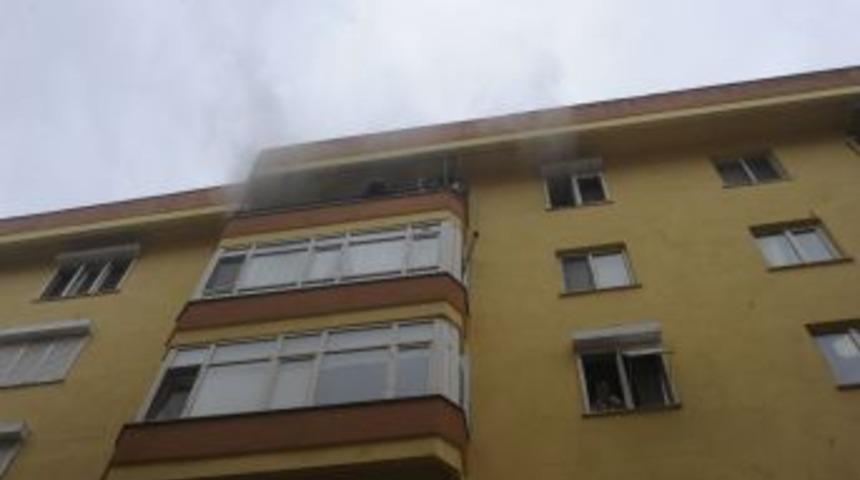 &Ccedil;anakkale'de Aparman Yangını: &Uuml;st Kattakiler Mahsur Kaldı