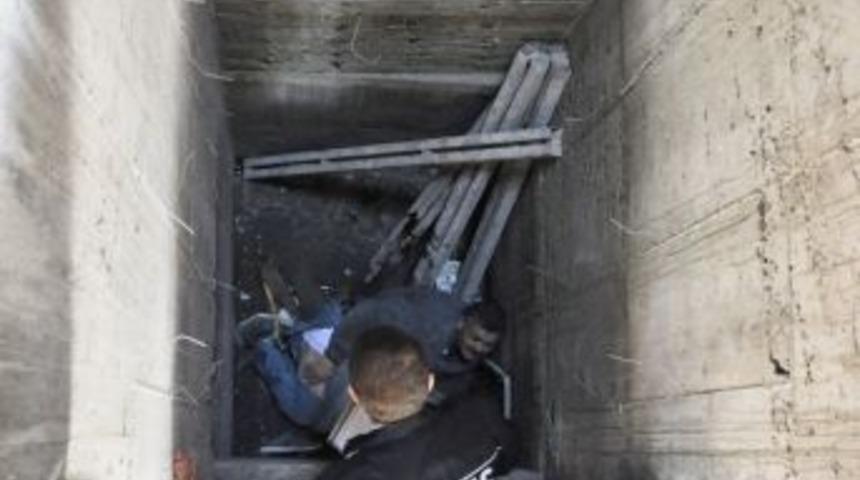 4. kattan asans&ouml;r boşluğuna d&uuml;şt&uuml;