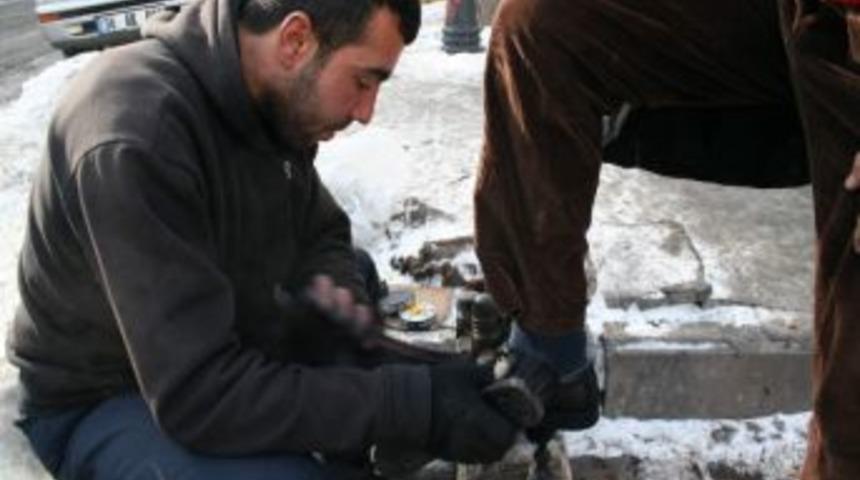 Kars&rsquo;ta Birisi 30 Derece Sıcakta Ekmek Pişiriyor, Diğeri İse Eksi 20 Derece De Boyacılık Yapıyor