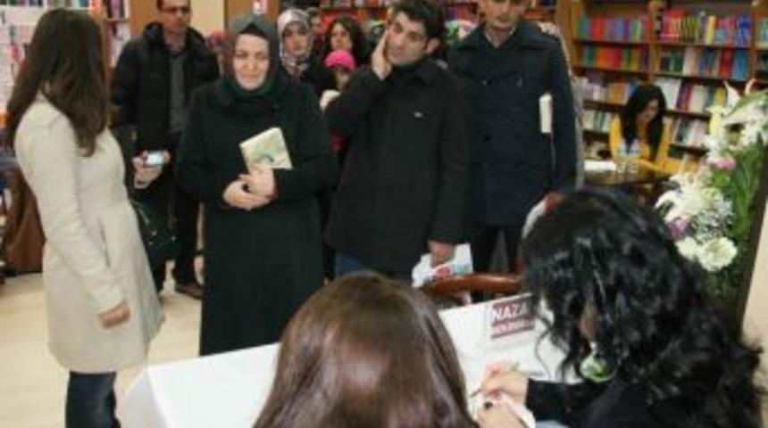 Nazan Bekiroğlu Bursa&rsquo;da İmza G&uuml;n&uuml;ne Katıldı