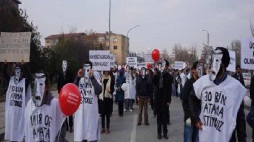 &Ouml;ğretmenler, Şubatta 30 Bin Atama Yapılması I&ccedil;in Y&uuml;r&uuml;d&uuml;