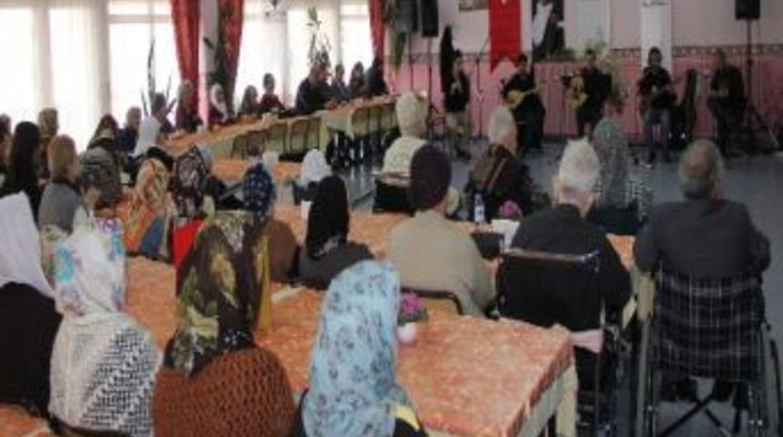 Huzurevinde Erken Yılbaşı Kutlaması