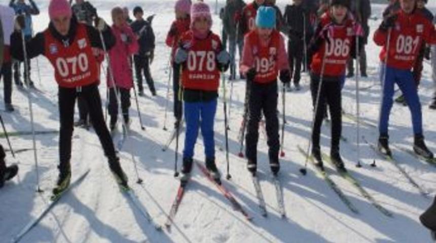 Y&uuml;ksekova'da Kayaklı Koşu Yarışı