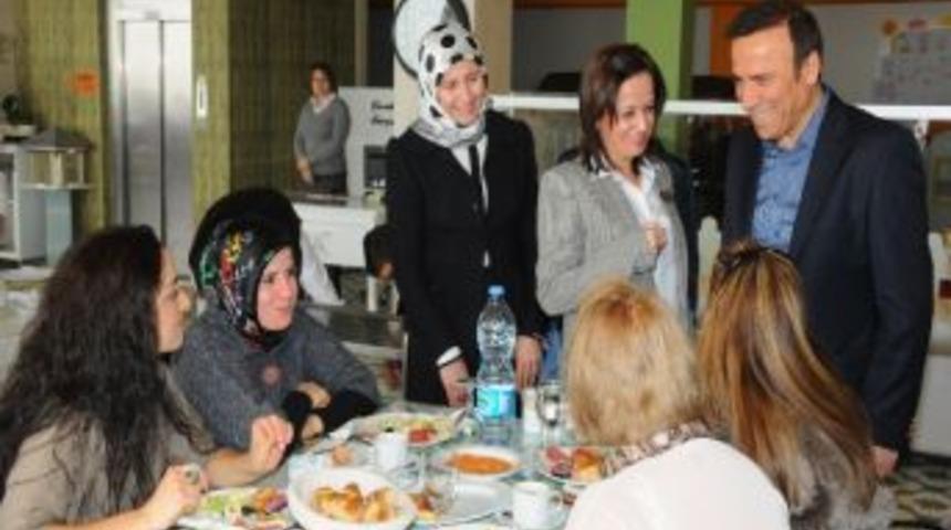 Gen&ccedil;, Hemşireler İle Bir Araya Geldi