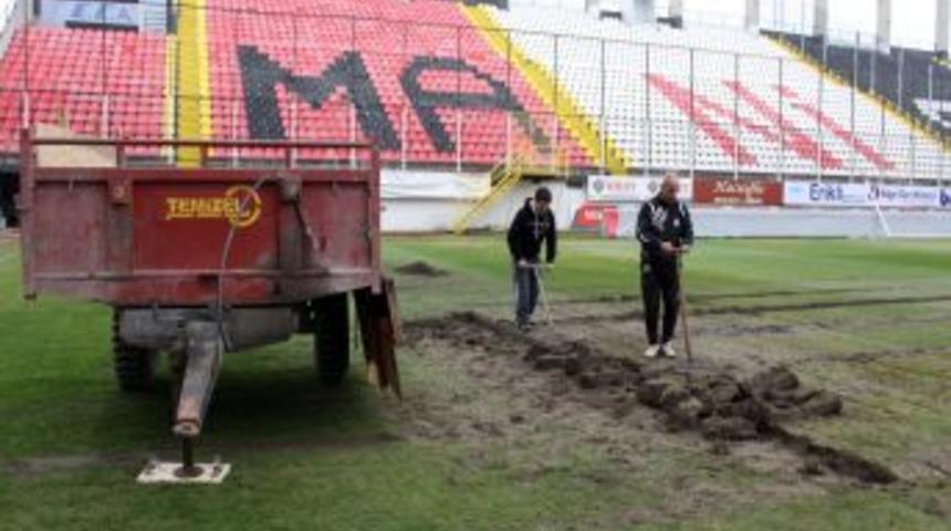Manisa 19 Mayıs Stadı'nın &Ccedil;im Zemini Bakıma Alındı