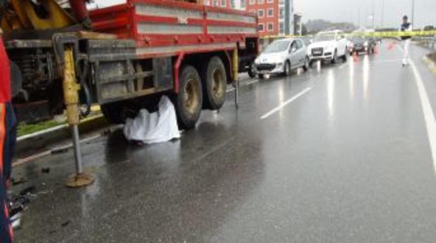 Otoyolda Geri Gelen Kamyon, &Ouml;l&uuml;ml&uuml; Kazaya Neden Oldu