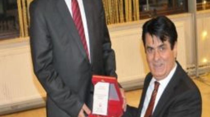 Engellilerden Başkan Burma&rsquo;ya Plaket