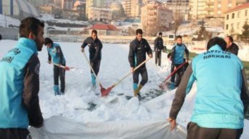 Futbolcular Adam Bulamayınca Karla Kaplı Sahayı Kendileri Temizledi