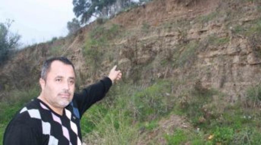 D-400 Karayolu Kenarında İnsan İskeleti