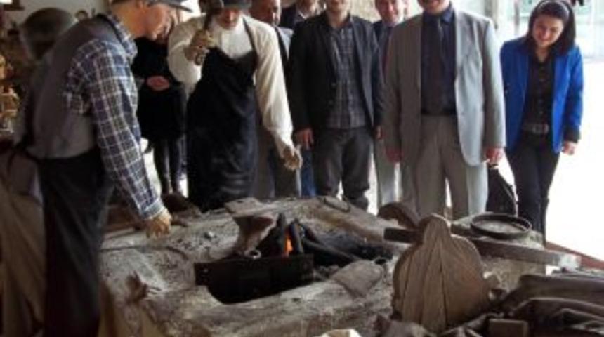 Gubaş: K&uuml;lt&uuml;r Evi'nde Sergilenen Eşyalar K&uuml;lt&uuml;rel Mirası Geleceğe Taşıyor