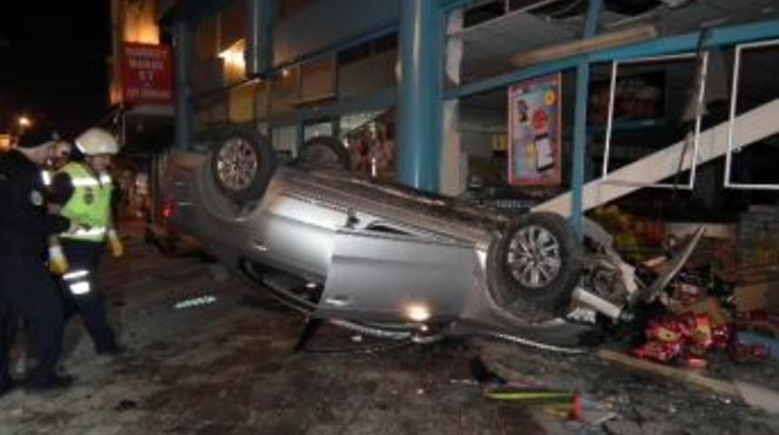 Alkoll&uuml; S&uuml;r&uuml;c&uuml;, Otomobiliyle Markete Daldı