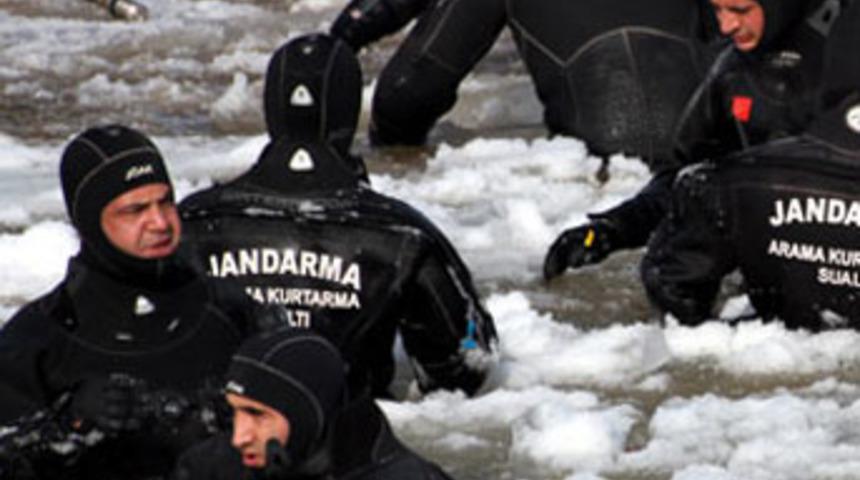 Buzlar arasında &ouml;l&uuml;m&uuml;ne arayış