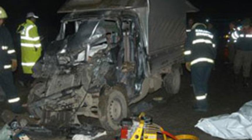 Kamyonet, kamyona çarptı: 1 ölü, 2 yaralı