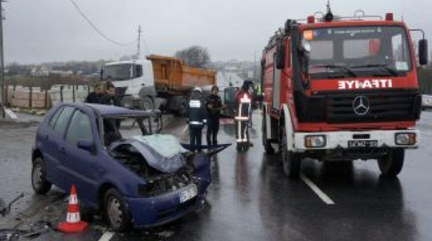 Karşı Y&ouml;ne Ge&ccedil;en Minib&uuml;s Otomobille &Ccedil;arpıştı: 5 Yaralı