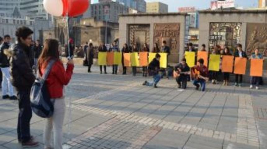 Sevdiği Kıza Cumhuriyet Meydanında &Ccedil;ıkma Teklifi Etti