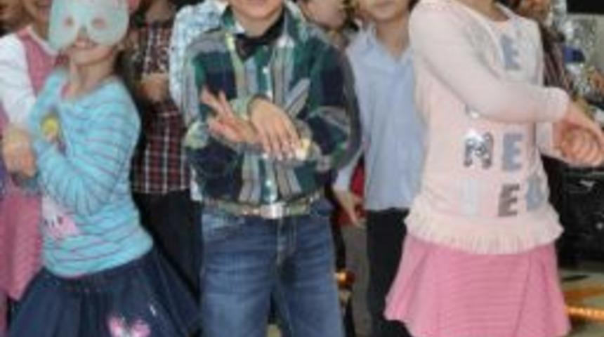 Minikler Yeni Yılı G&ouml;n&uuml;llerince Eğlenerek Kutladı