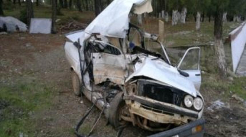 Hatalı Sollama Sonucu 2 Otomobil Kafa Kafaya &Ccedil;arpıştı: 1 &Ouml;l&uuml;