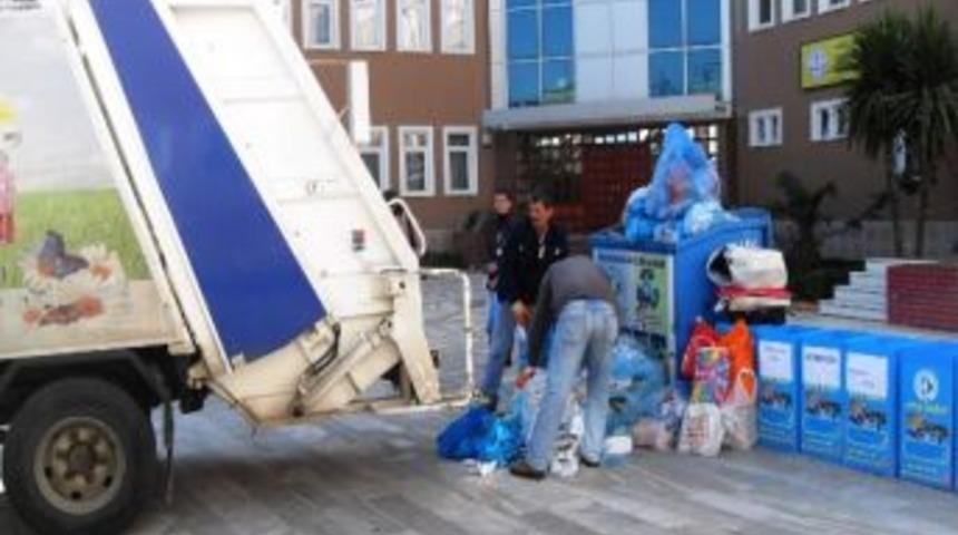Belediye, Okullara Yardım Yağdırdı