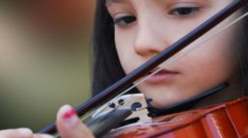 K&uuml;&ccedil;&uuml;k Azra'nın Keman Sevdası