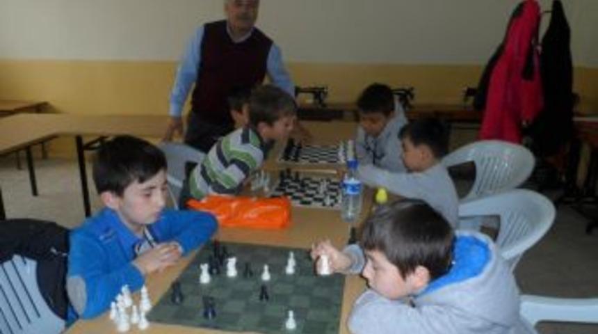 Emekli &Ouml;ğretmen Satran&ccedil; Kursu veriyor