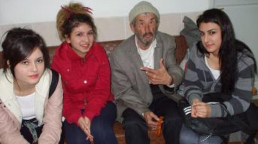 &Ouml;ğrenciler, Yaşlıları Ziyaret Etti