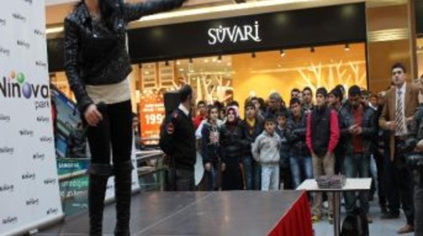 K&uuml;rt Hip Hop Sanat&ccedil;ısı Ninova Park&rsquo;ta Hayranlarıyla Buluştu