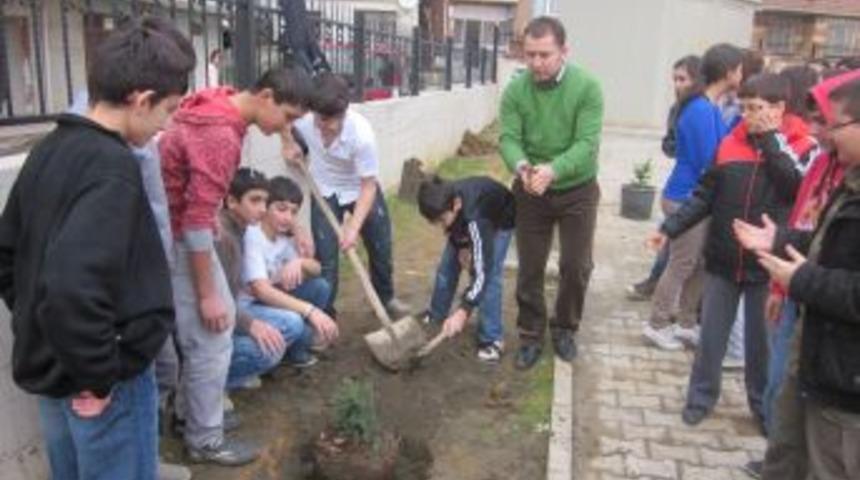 Me&ccedil;hul Asker İlk&ouml;ğretim Okulu &Ouml;ğrencileri Fidan Dikti