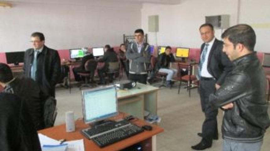 M&uuml;d&uuml;r Sarıdağ, Halk Eğitim Kurslarını Ziyaret Etti