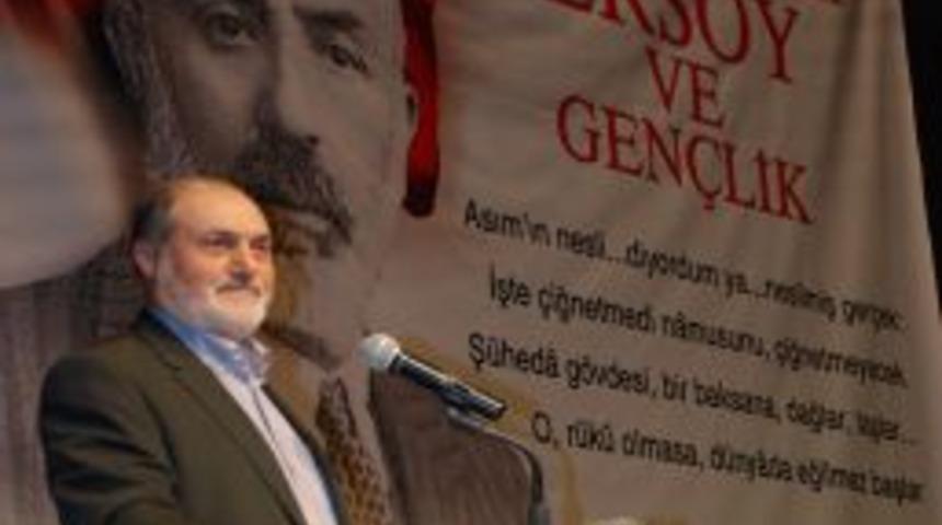 Prof. &Ouml;zt&uuml;rk: Akif&rsquo;in Safahat'ı Başucu Eserimiz Olmalı
