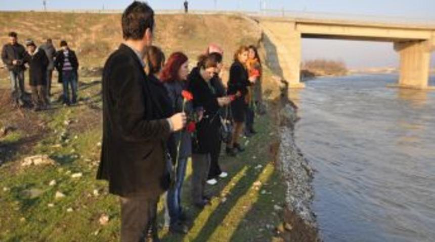 T&ouml;re Cinayetine Kurban Giden Kızın &Ouml;ld&uuml;r&uuml;ld&uuml;ğ&uuml; Yere Karanfil Bırakıldı
