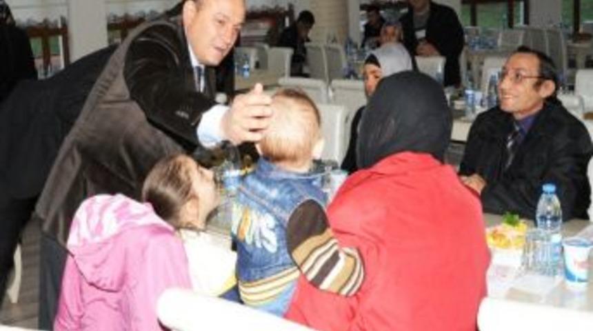 Vali Kızılcık Ve Eşi Sema Kızılcık, Diyaliz Hastalarına Moral Verdi