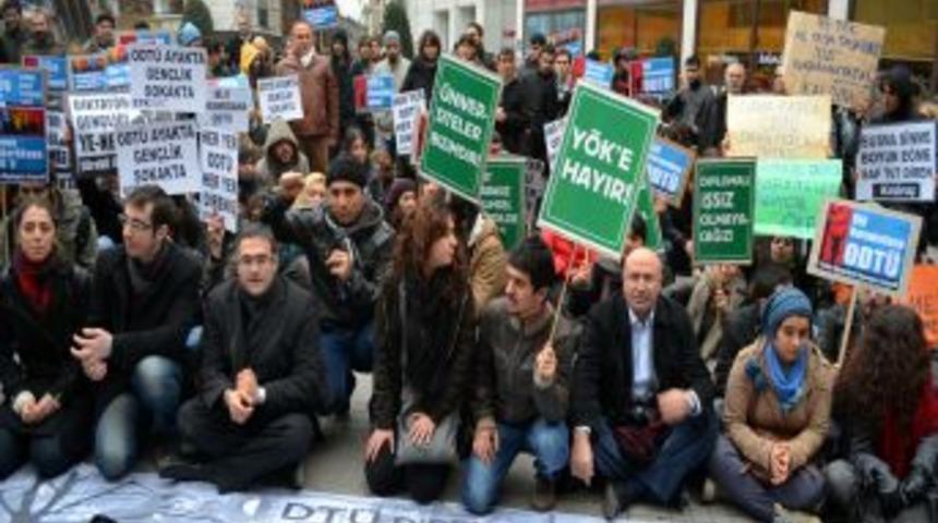 Taksim&rsquo;de ODT&Uuml;&rsquo;ye Destek Eylemi