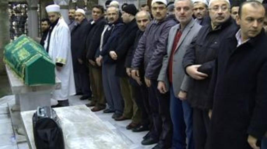 Eğitim G&ouml;n&uuml;ll&uuml;s&uuml; &Ouml;zcan, Son Yolculuğuna Dualarla Uğurlandı