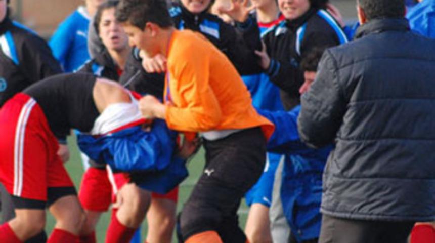Kadın futbolcular birbirine girdi