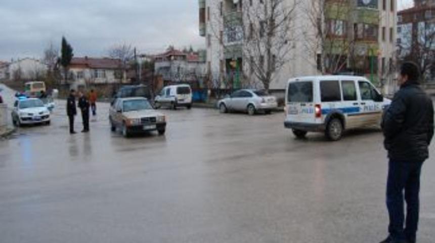 Polis Aracına Arkadan &Ccedil;arptı
