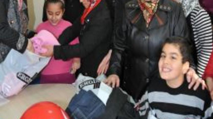 AK Partili Kadınlardan, Engelli &Ouml;ğrencilere Kıyafet Yardımı