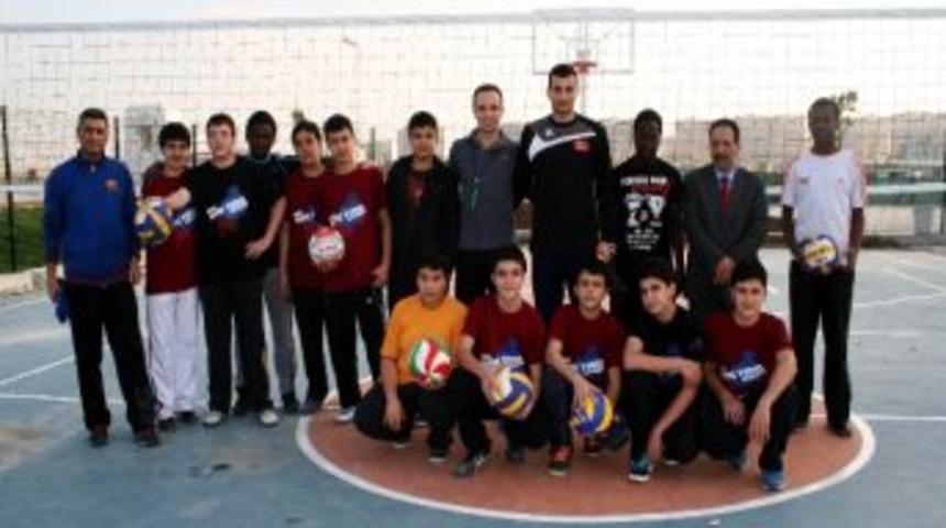 Milli Voleybolcu Y&uuml;cel: "eğitim Ve Spor Bir Arada Olmalı"