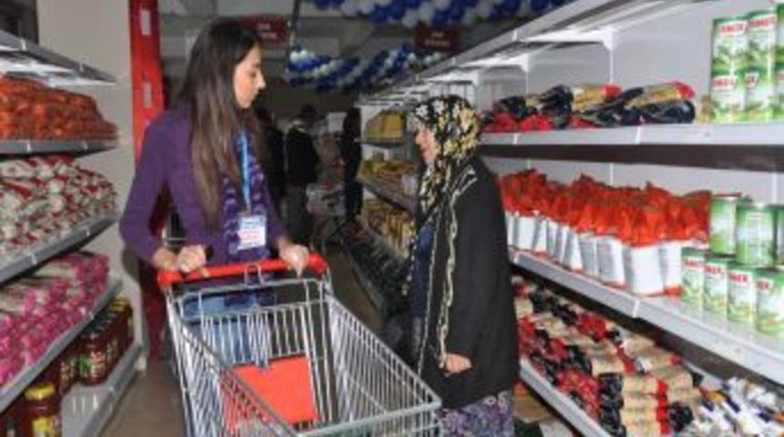 &Ouml;ğrenciler, Sosyal Market'te G&ouml;n&uuml;ll&uuml; &Ccedil;alışıyor